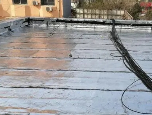 鄂尔多斯卫生间漏水维修公司分享下鄂尔多斯屋面楼顶防水刚性防水层施工要点。